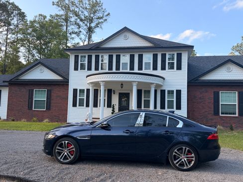 Used 2017 Jaguar XE Premium image 1