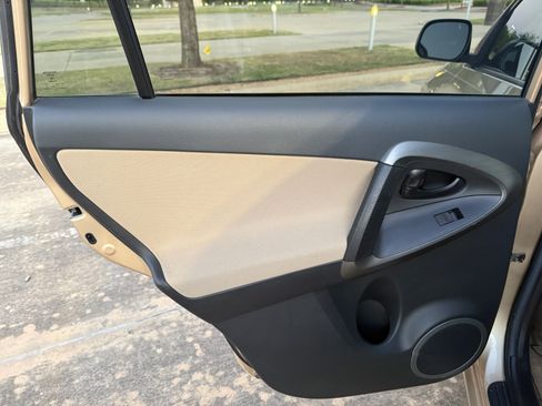 Used 2012 Toyota RAV4 FWD image 17