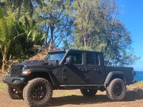 Used 2021 Jeep Gladiator Sport image 2