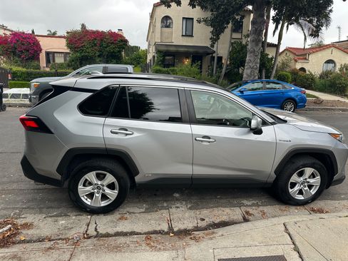 Used 2019 Toyota RAV4 XLE w/ Carpet Mat Package image 8