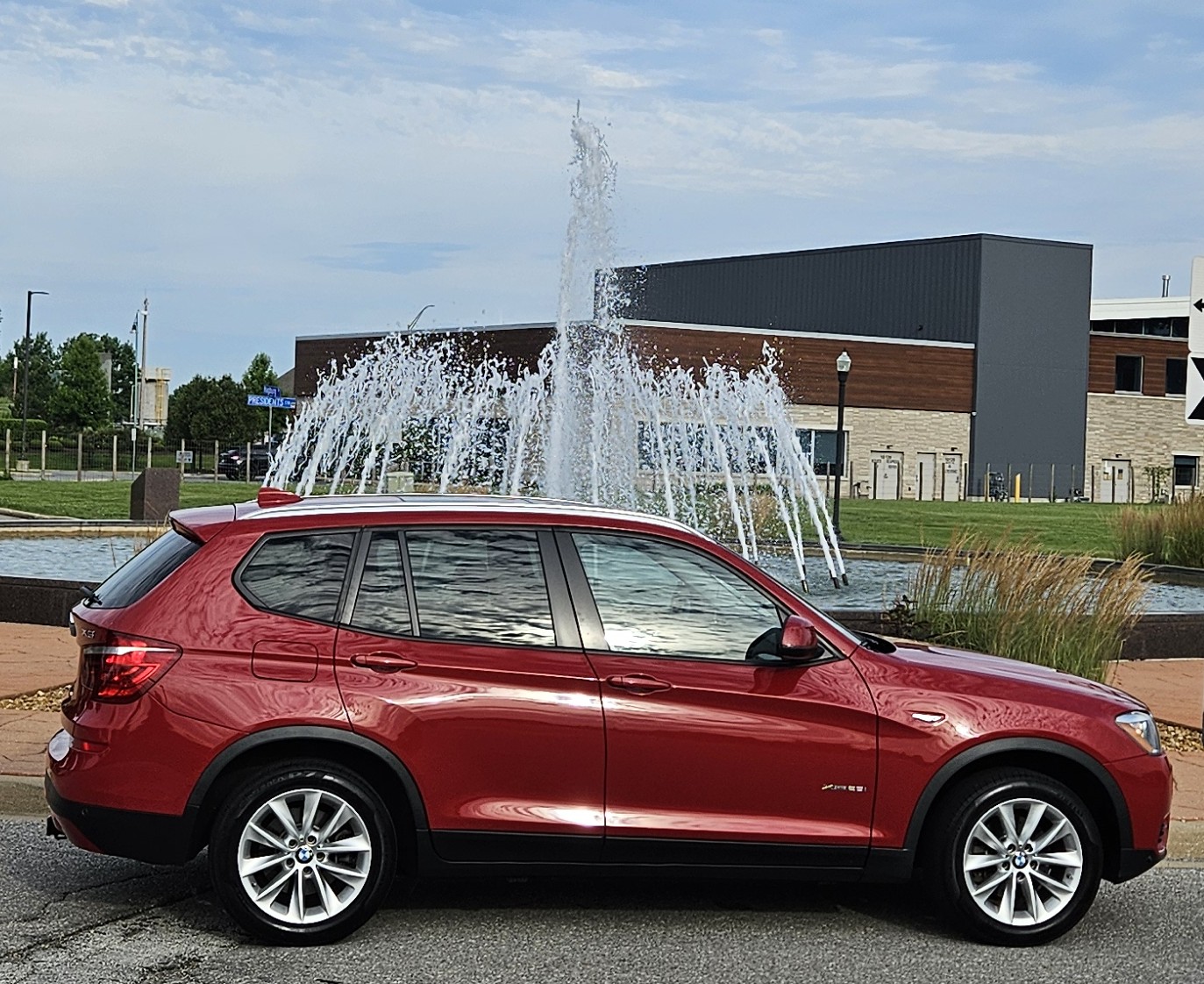 Used 2017 BMW X3 xDrive28i AWD/4WD image 1