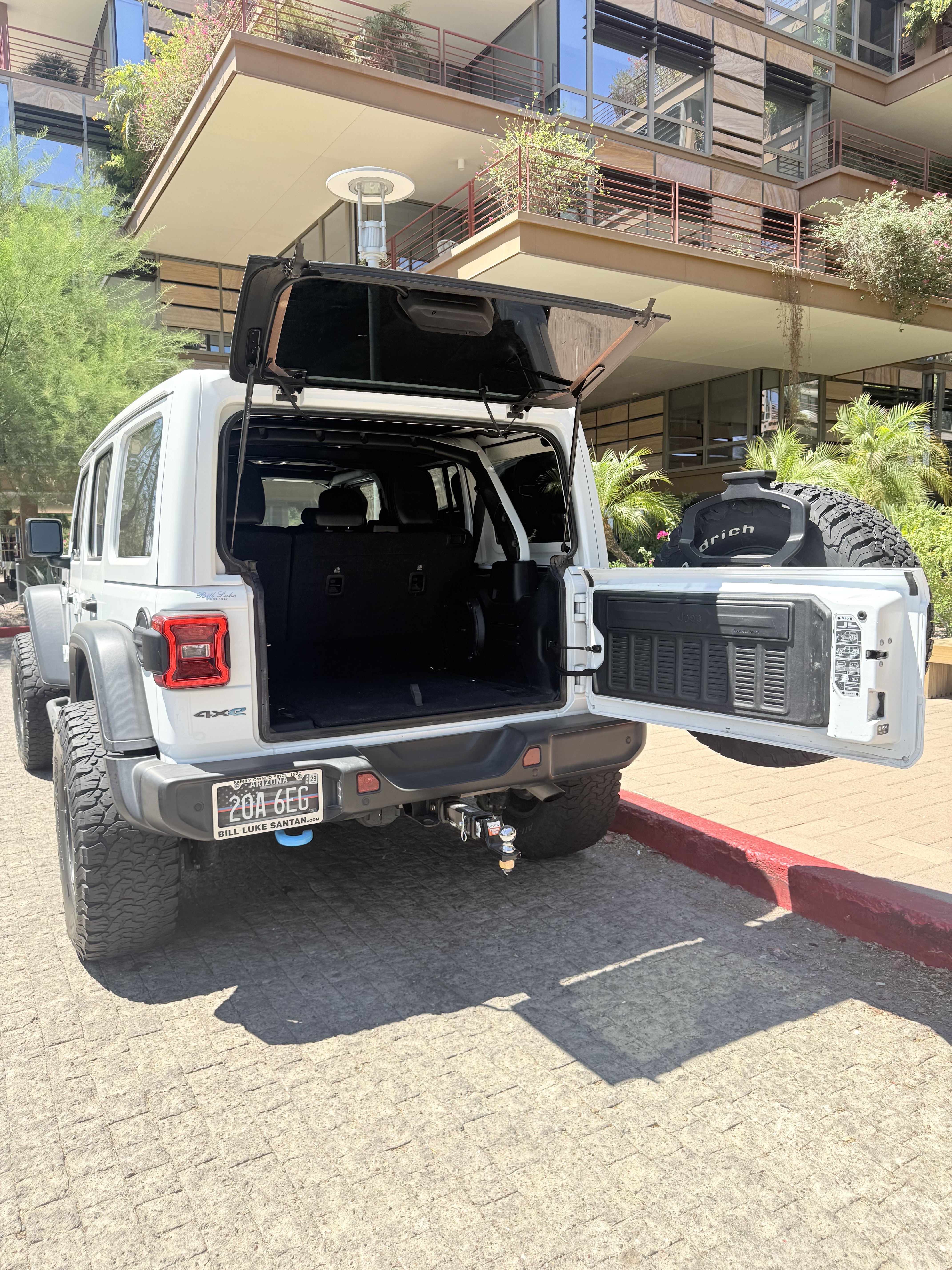 Used 2021 Jeep Wrangler Unlimited Rubicon 4xe w/ Cold Weather Group AWD/4WD image 12