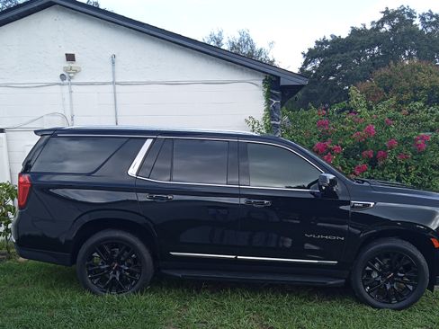 Used 2021 GMC Yukon SLT w/ Rear Media and Nav Package image 11