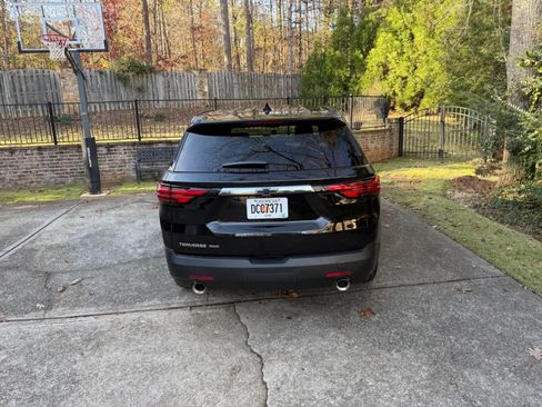 Used 2022 Chevrolet Traverse LS image 3