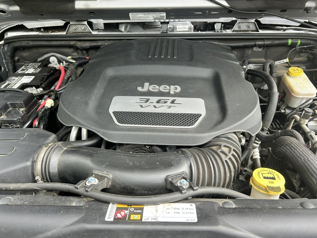 Used 2013 Jeep Wrangler Unlimited Sahara w/ Dual Top Group AWD/4WD image 17