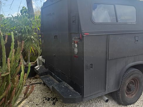 Used 2005 Ford E-350 and Econoline 350 Super Duty image 2