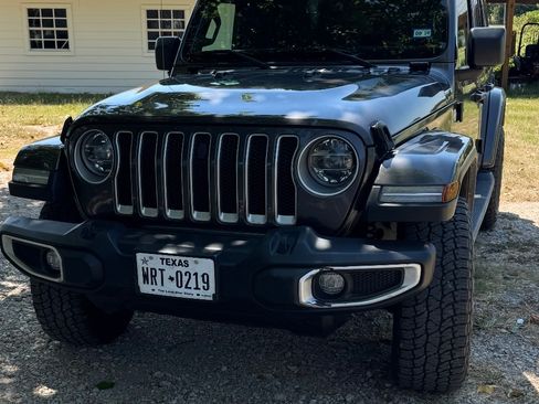 Used 2021 Jeep Wrangler Unlimited Sahara AWD/4WD image 2