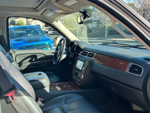 Used 2008 Chevrolet Avalanche LTZ w/ LTZ Preferred Equipment Group image 5