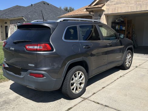 Used 2016 Jeep Cherokee Latitude w/ Cold Weather Group image 2