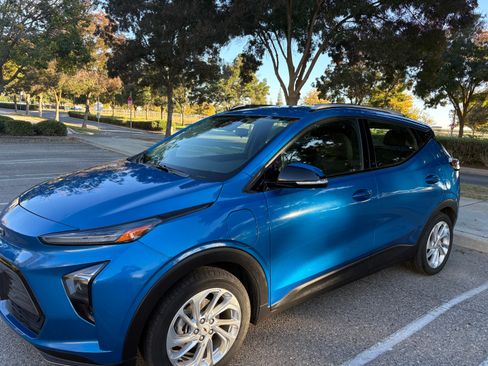 Used 2022 Chevrolet Bolt EUV LT w/ Driver Confidence Package image 2