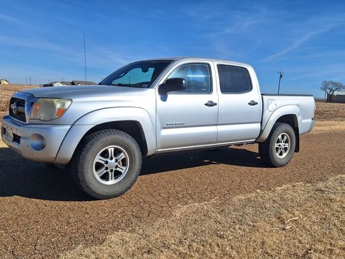 Used 2011 Toyota Tacoma 4x4 Double Cab w/ SR5 Pkg #2 image 2