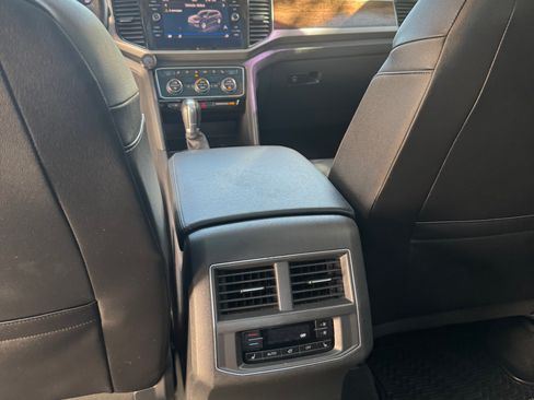 Used 2018 Volkswagen Atlas SEL Premium image 11