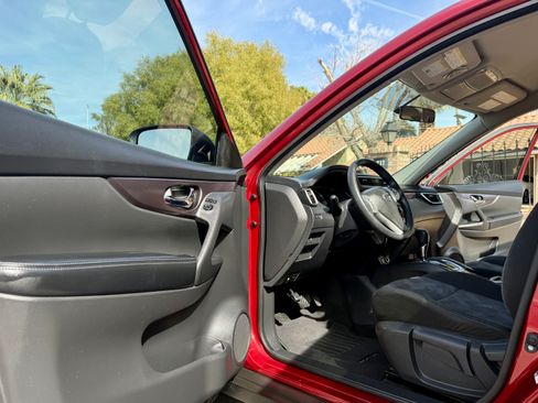 Used 2015 Nissan Rogue S image 12