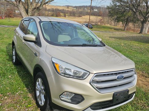 Used 2017 Ford Escape SE image 1