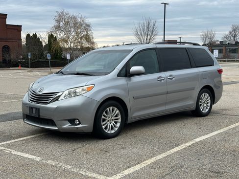 Used 2015 Toyota Sienna XLE image 2