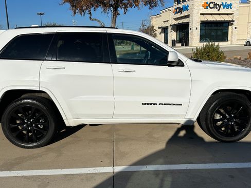 Used 2019 Jeep Grand Cherokee Altitude RWD image 5