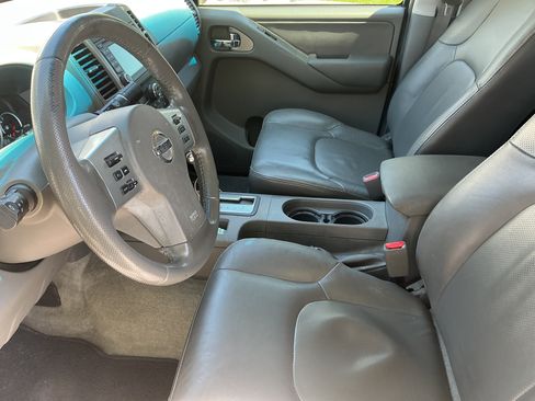 Used 2014 Nissan Frontier SL w/ SL Moonroof Package AWD/4WD image 8