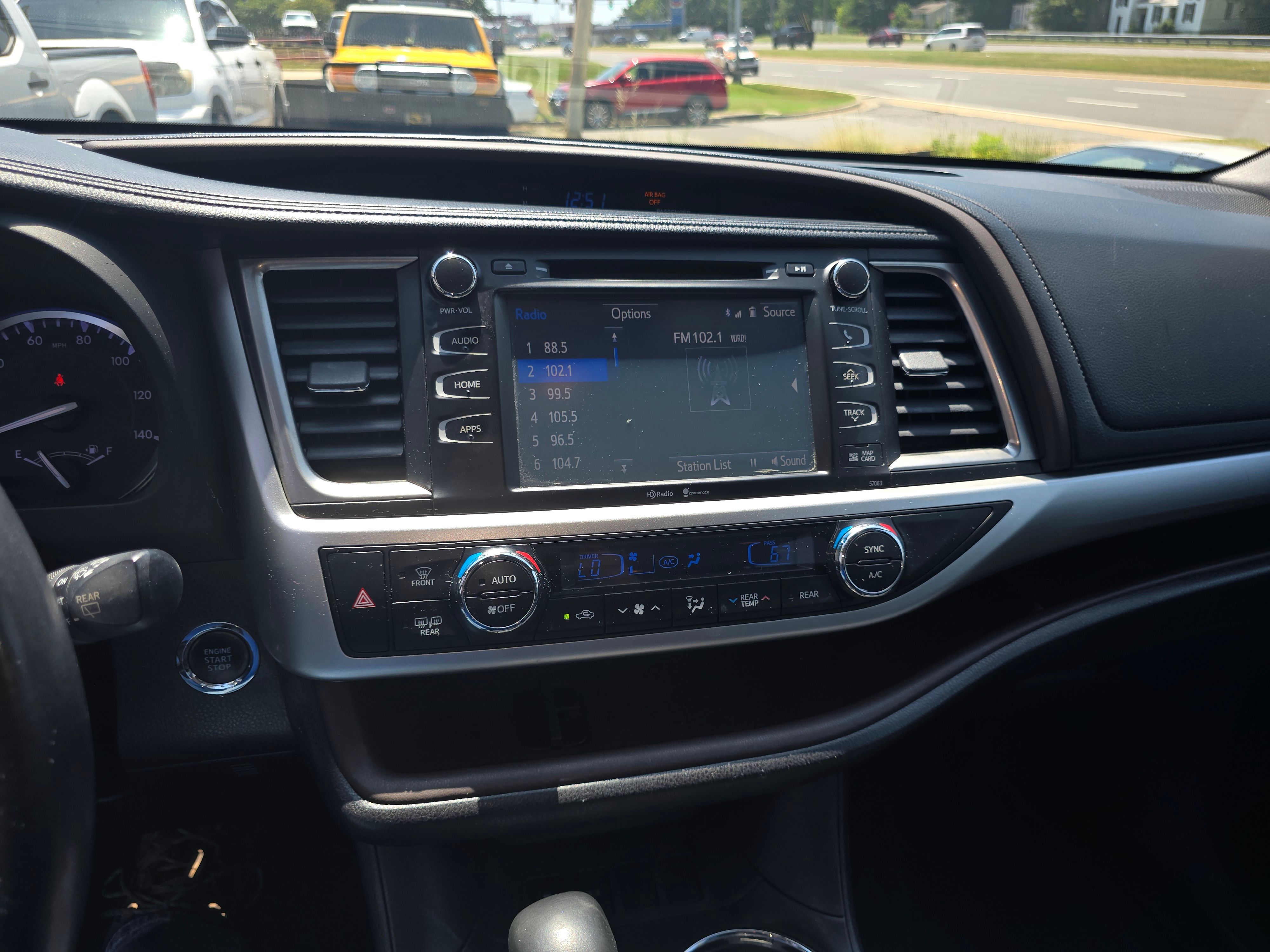 Used 2015 Toyota Highlander XLE FWD image 12