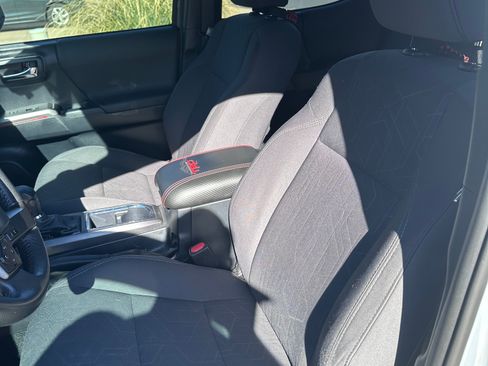 Used 2018 Toyota Tacoma TRD Off-Road image 16