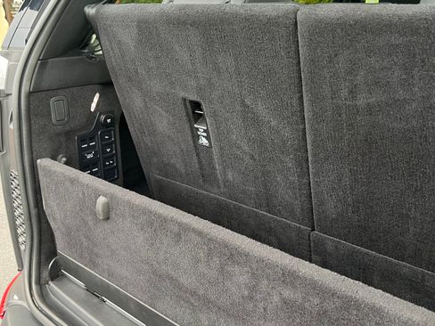 Used 2020 Land Rover Discovery HSE image 9