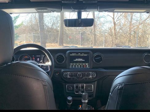 Used 2020 Jeep Wrangler Unlimited Sahara image 12