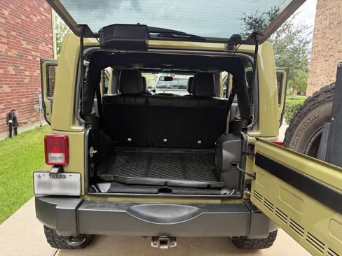 Used 2013 Jeep Wrangler Unlimited Sahara w/ Dual Top Group AWD/4WD image 8