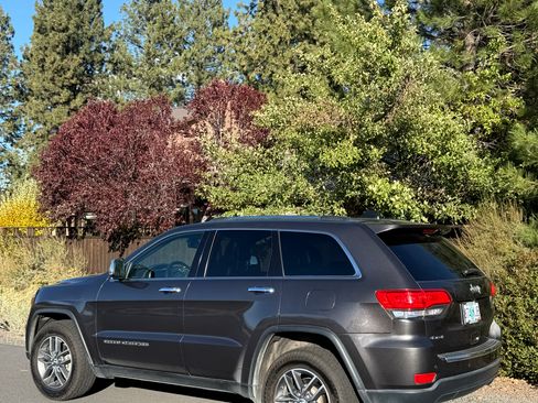 Used 2017 Jeep Grand Cherokee Limited w/ Luxury Group II image 9