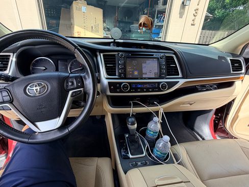 Used 2019 Toyota Highlander Limited Platinum FWD image 12