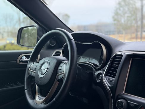 Used 2017 Jeep Grand Cherokee Laredo w/ Quick Order Package 23E image 10