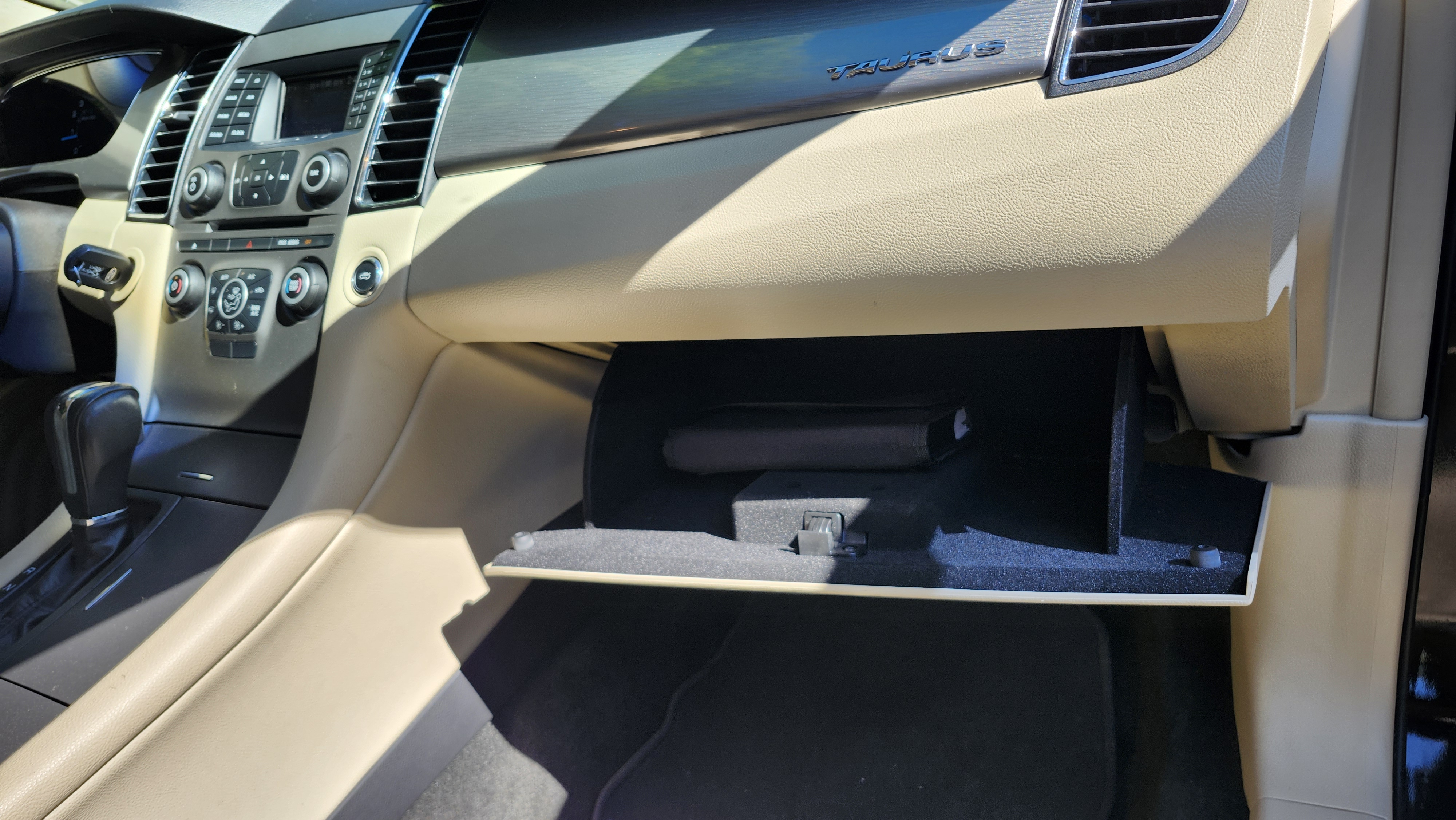 Used 2014 Ford Taurus SEL FWD image 17