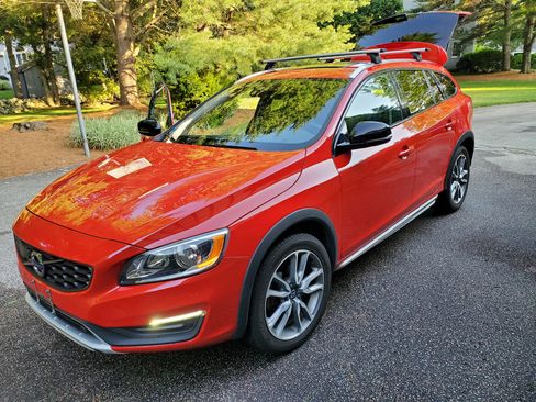 Used 2018 Volvo V60 T5 Cross Country w/ Convenience Package AWD/4WD image 2