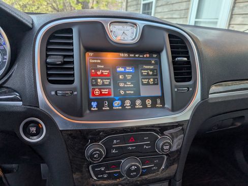 Used 2015 Chrysler 300 C w/ Light Group image 14