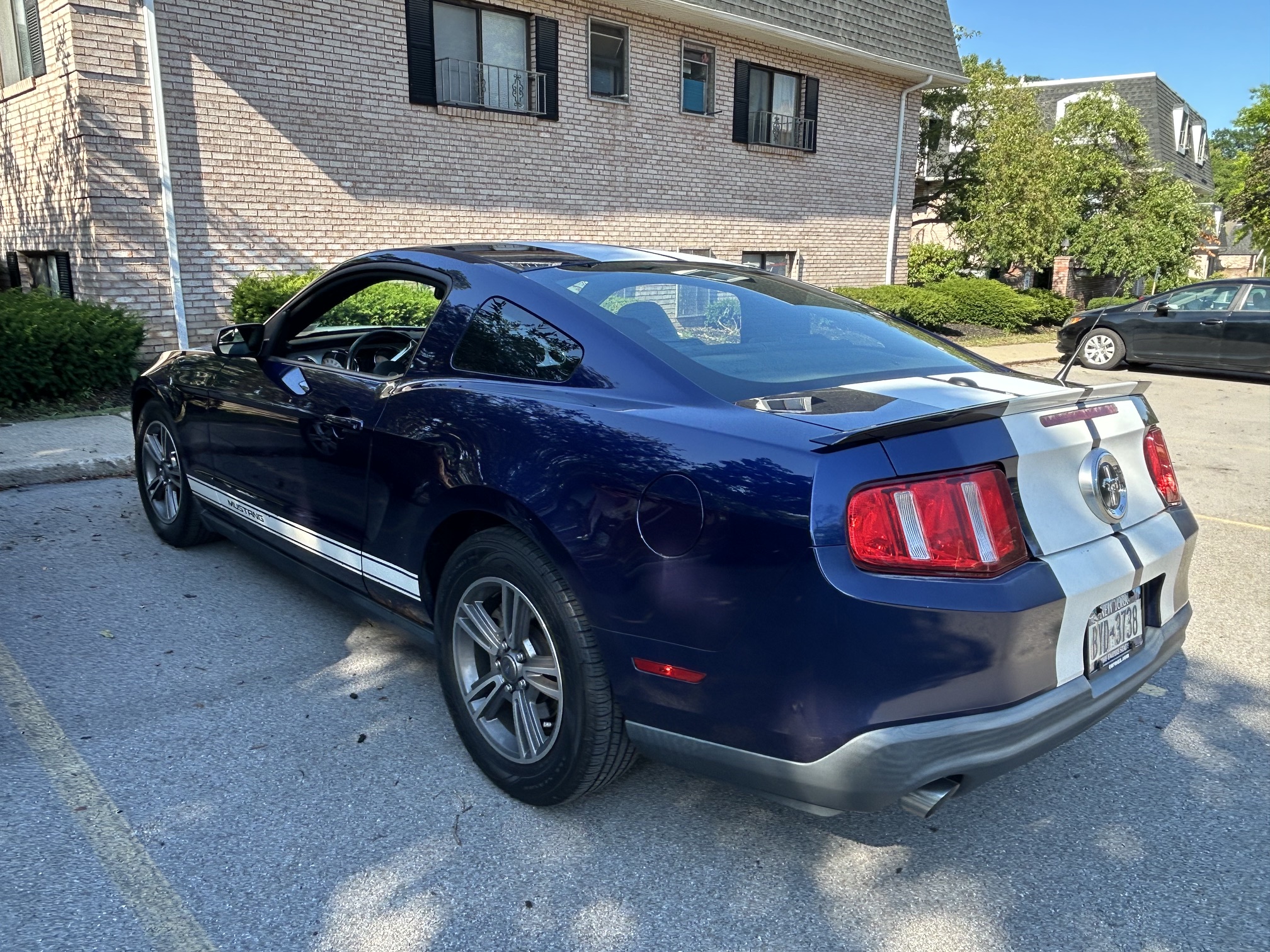 Used 2012 Ford Mustang Premium RWD image 4