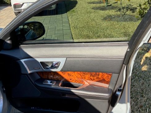 Used 2015 Jaguar XF Premium image 12