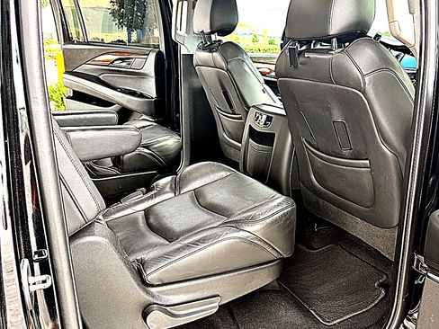 Used 2019 Cadillac Escalade ESV Luxury RWD image 11