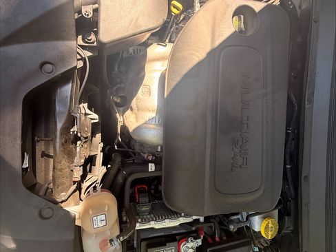 Used 2020 Jeep Cherokee Latitude AWD/4WD image 5
