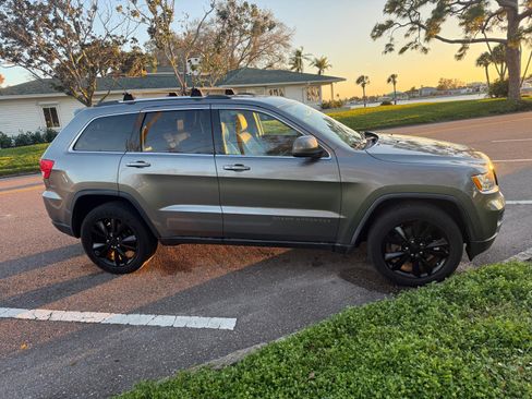 Used 2012 Jeep Grand Cherokee Altitude image 2