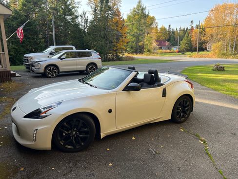 Used 2018 Nissan 370Z Roadster image 1
