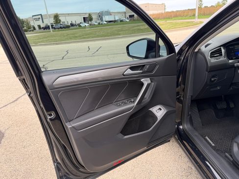 Used 2024 Volkswagen Tiguan SE w/ Panoramic Sunroof Package AWD/4WD image 27