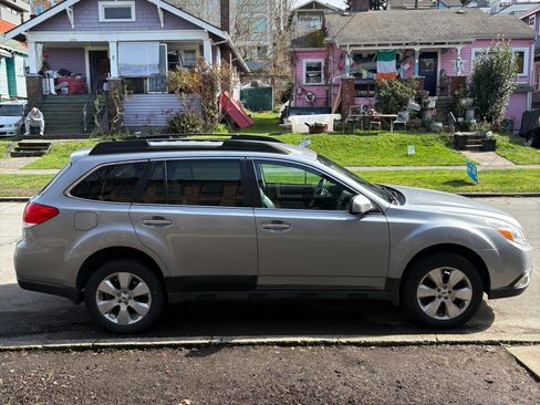 Used 2011 Subaru Outback 2.5i Limited image 4