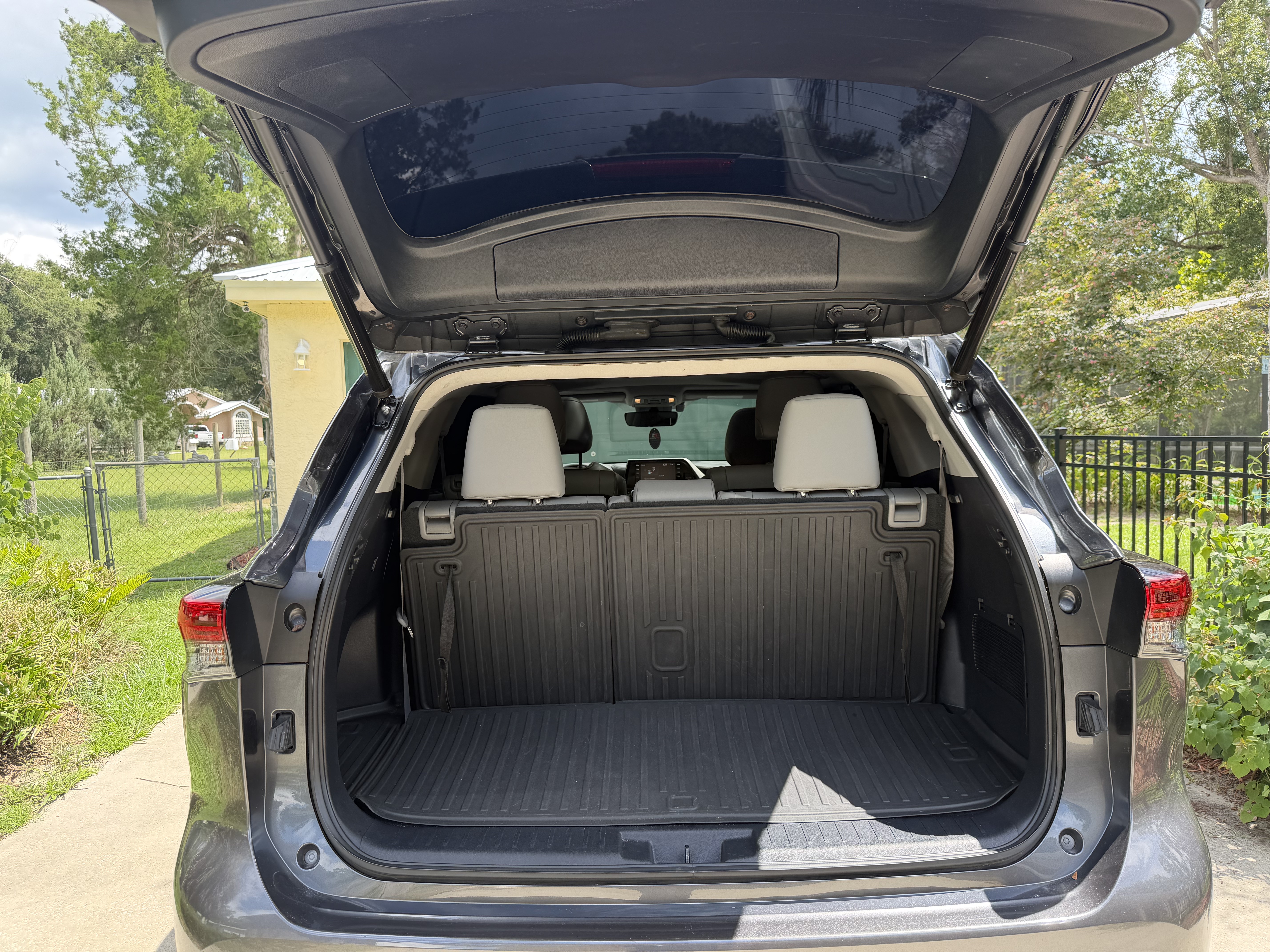 Used 2020 Toyota Highlander XLE AWD/4WD image 13