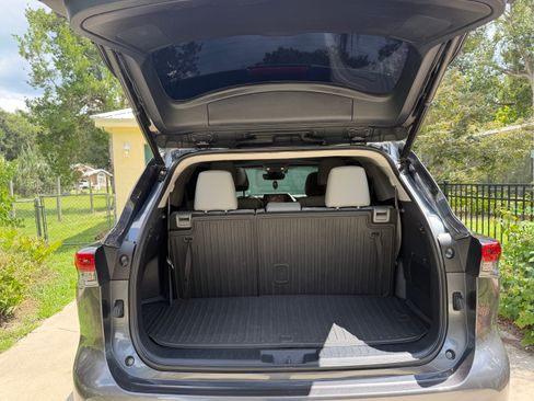 Used 2020 Toyota Highlander XLE AWD/4WD image 13