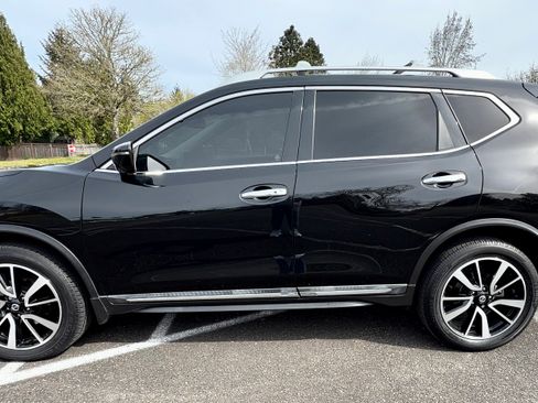 Used 2019 Nissan Rogue SL w/ Premium Package image 2