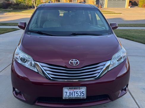 Used 2015 Toyota Sienna XLE image 10