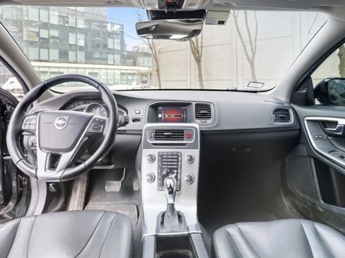 Used 2018 Volvo V60 T5 Cross Country w/ Convenience Package image 2