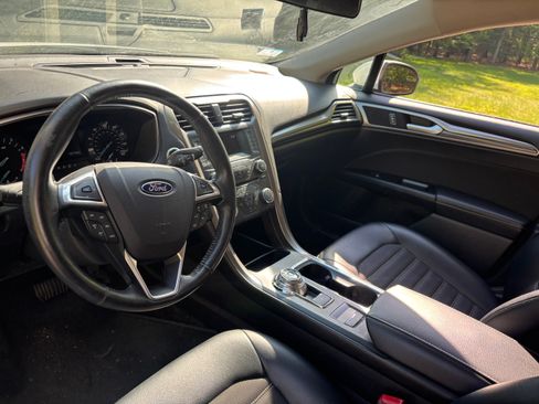 Used 2017 Ford Fusion SE w/ Equipment Group 201A FWD image 11