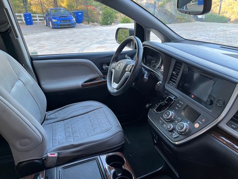 Used 2015 Toyota Sienna Limited FWD image 16