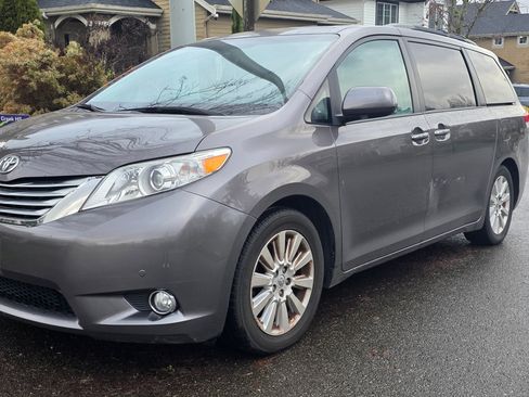 Used 2011 Toyota Sienna Limited image 1