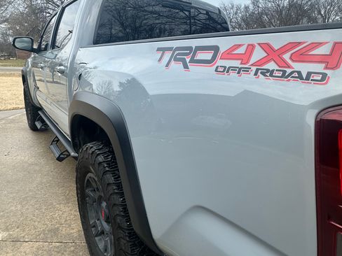 Used 2018 Toyota Tacoma TRD Off-Road w/ Technology Package image 2