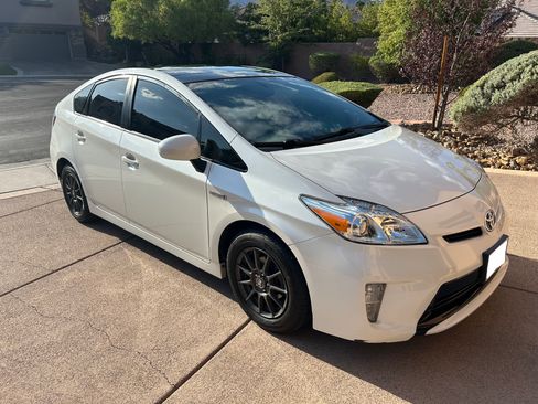 Used 2014 Toyota Prius Four w/ Solar Roof Package FWD image 8
